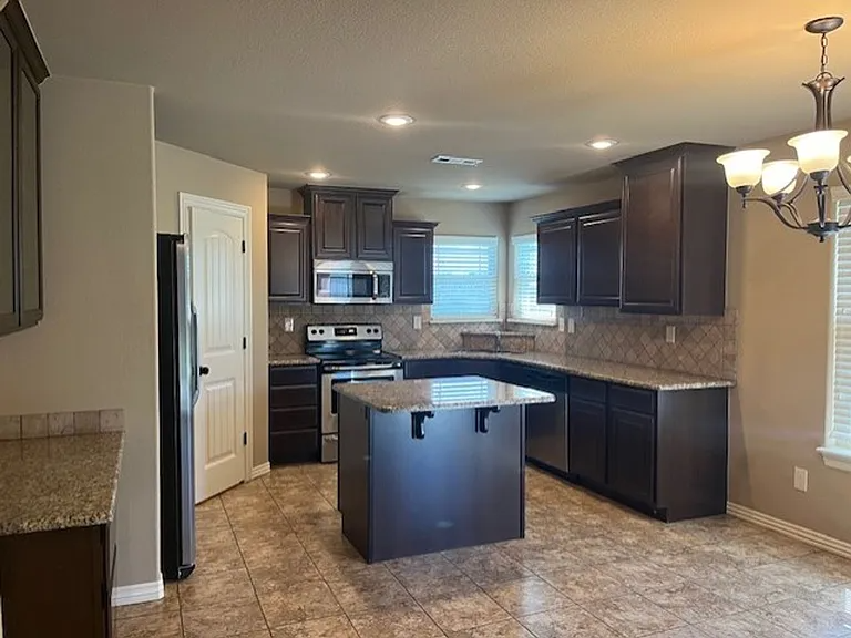 6102 S 38th St - Photo 6 of 21