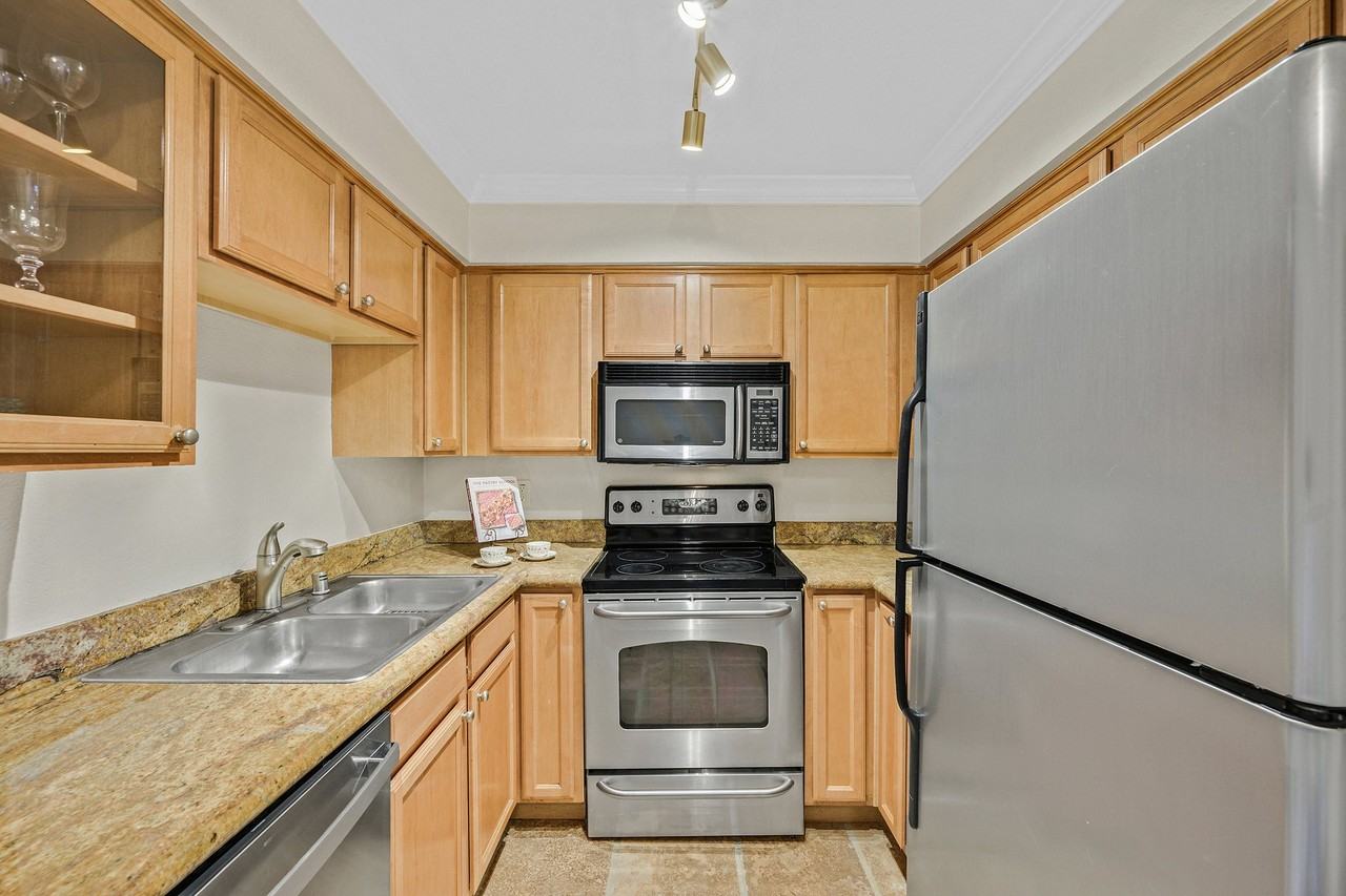 160 Eastridge Dr - Photo 4 of 13