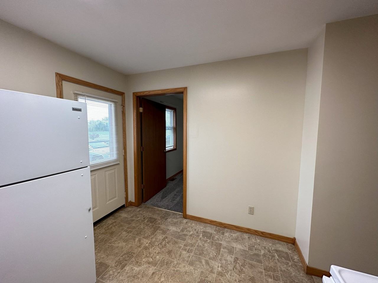 350 N Lakeland Dr - Photo 2 of 22