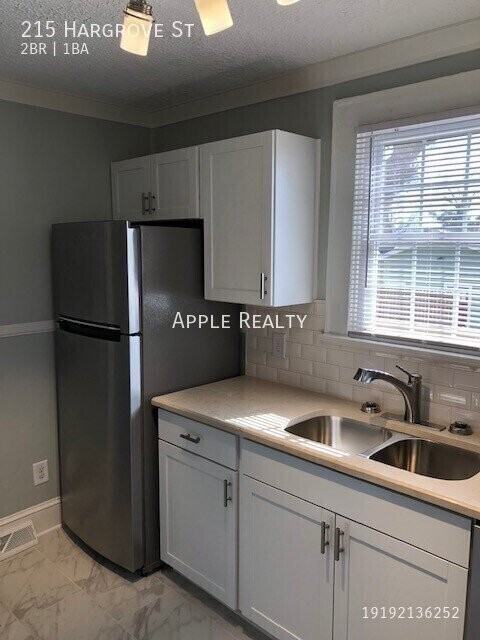 215 Hargrove St - Photo 4 of 19