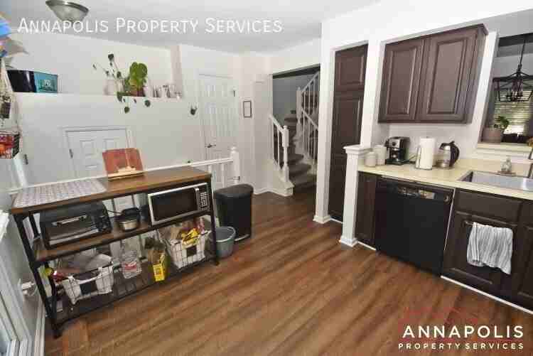 2110 Commissary Cir - Photo 4 of 31