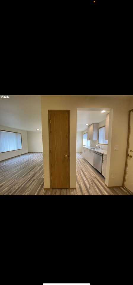 15 Ne 157th Ave - Photo 5 of 8