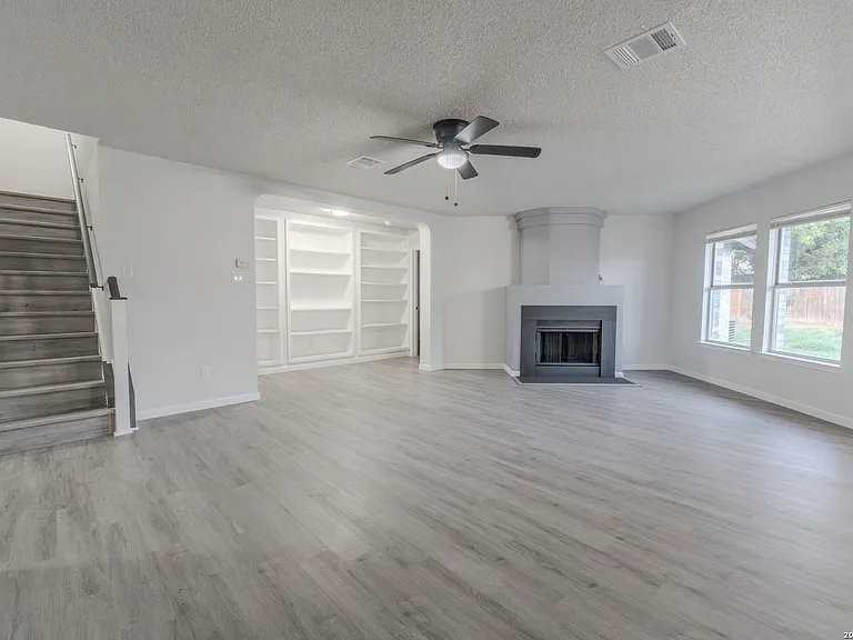 1041 Rolling Path - Photo 2 of 13