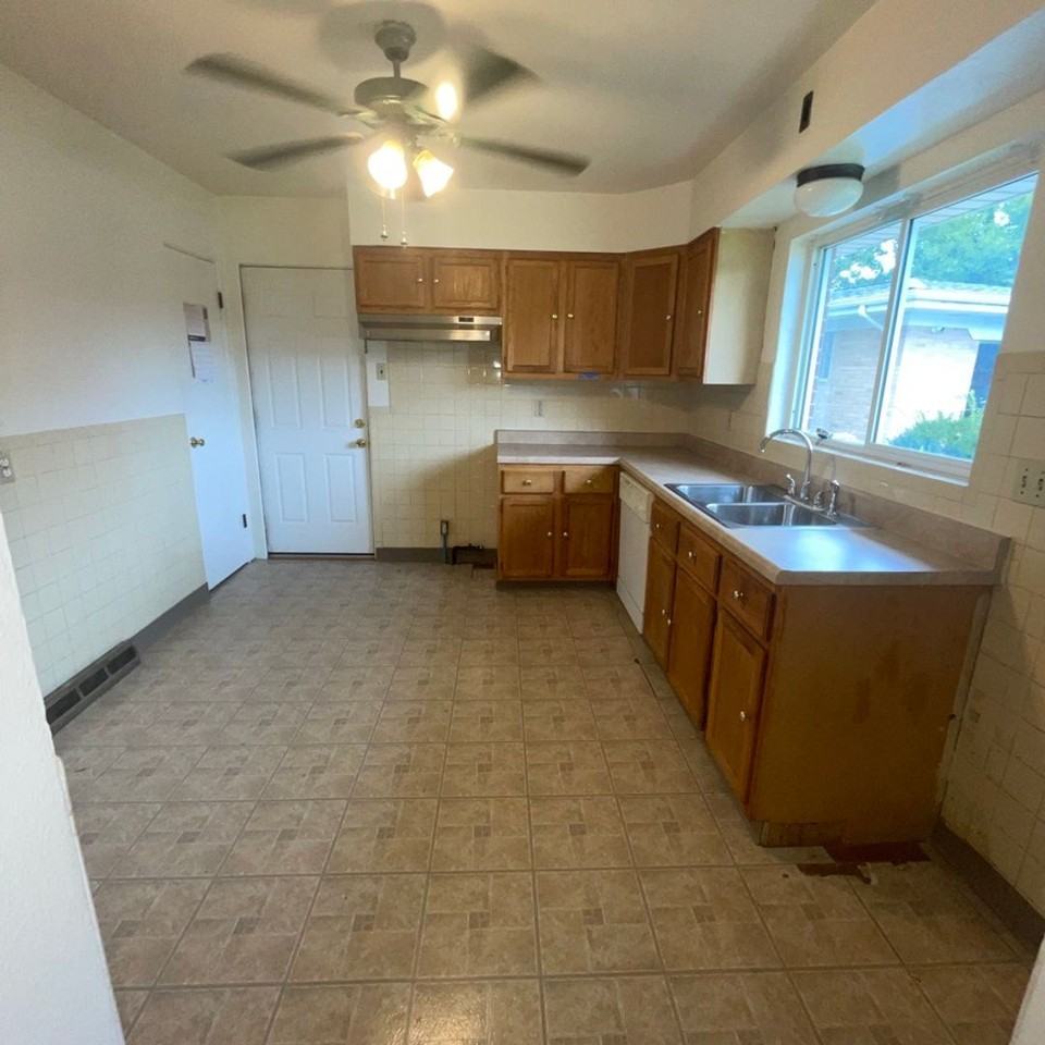 7762 Nacomis Dr - Photo 4 of 9