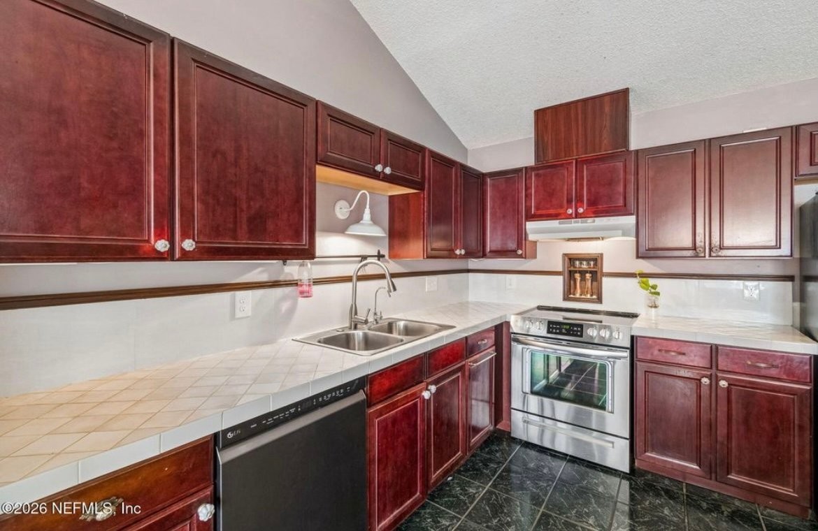 5065 Knightsbridge Cir N - Photo 3 of 20
