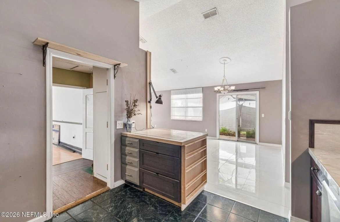 5065 Knightsbridge Cir N - Photo 4 of 20
