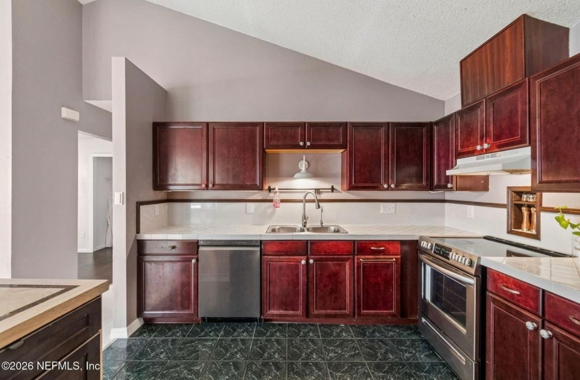 5065 Knightsbridge Cir N - Photo 5 of 20