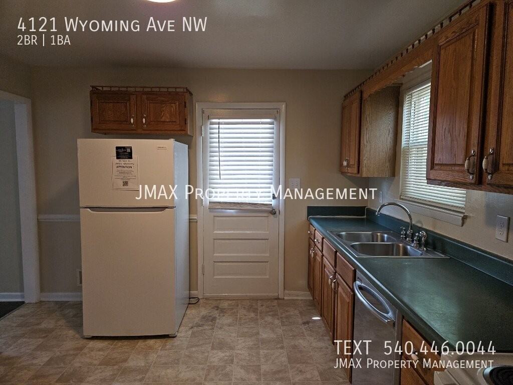 4121 Wyoming Ave Nw - Photo 4 of 12