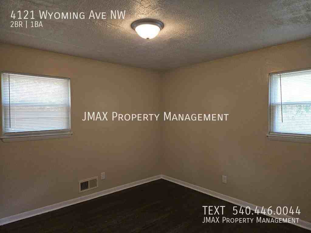 4121 Wyoming Ave Nw - Photo 7 of 12