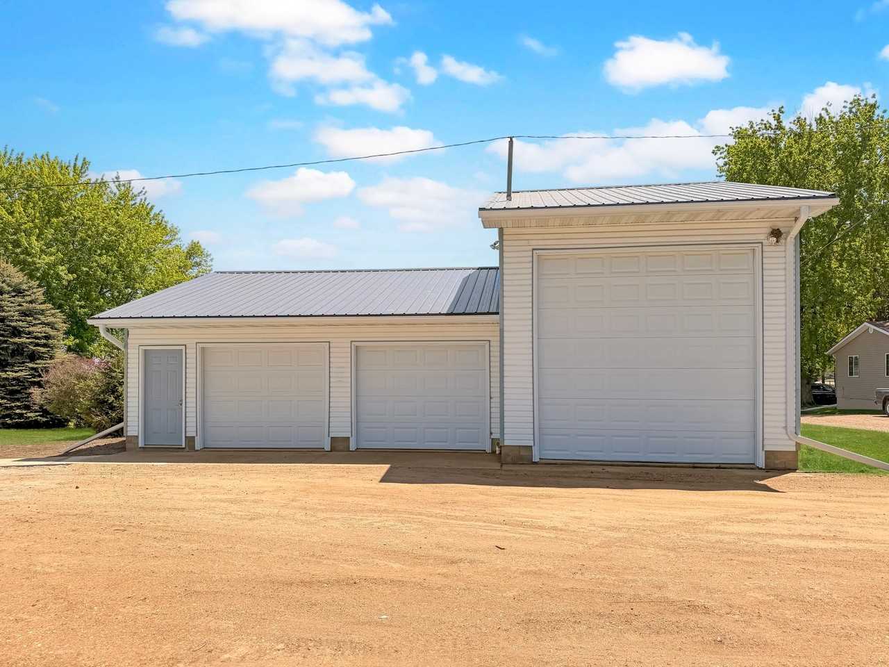 641 Summit Ave - Photo 4 of 10