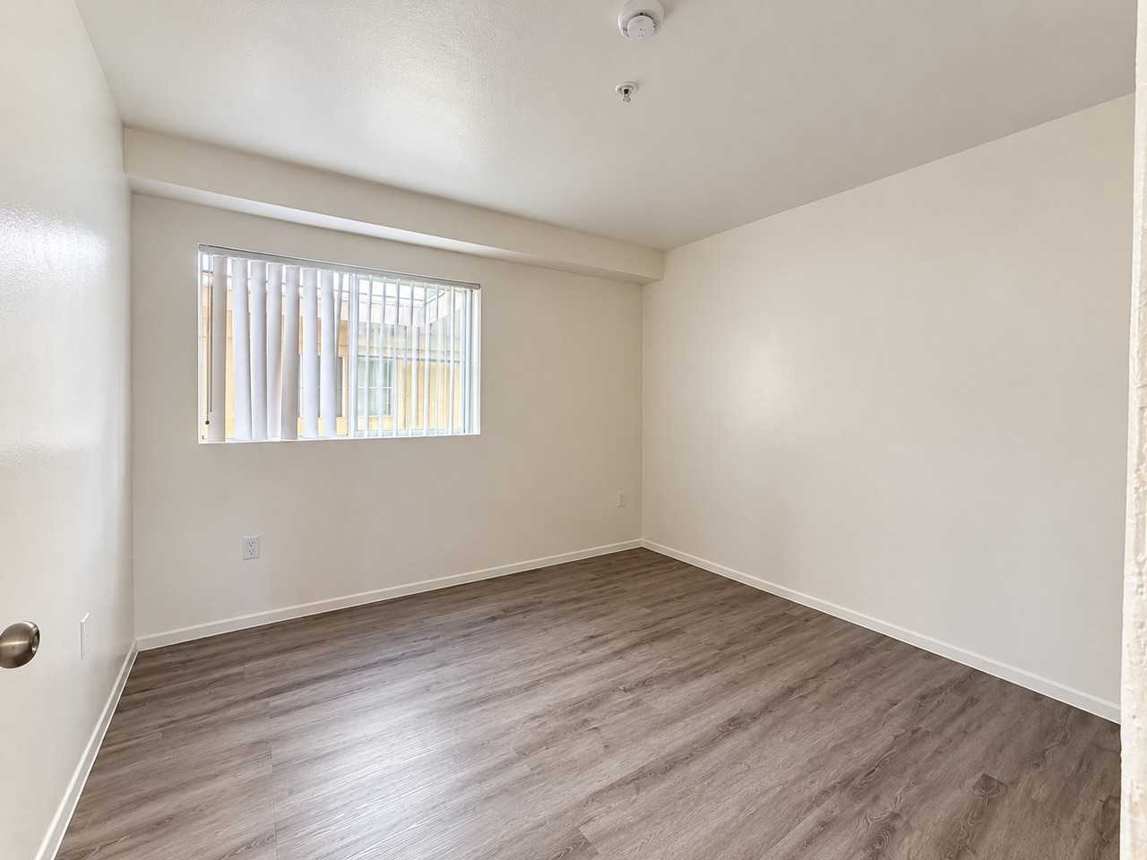 716 S Carondelet St - Photo 3 of 20