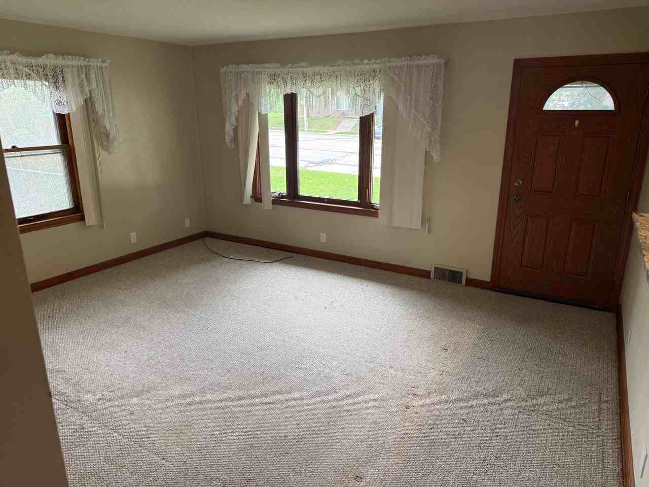 5672 S 13th St - Photo 4 of 6