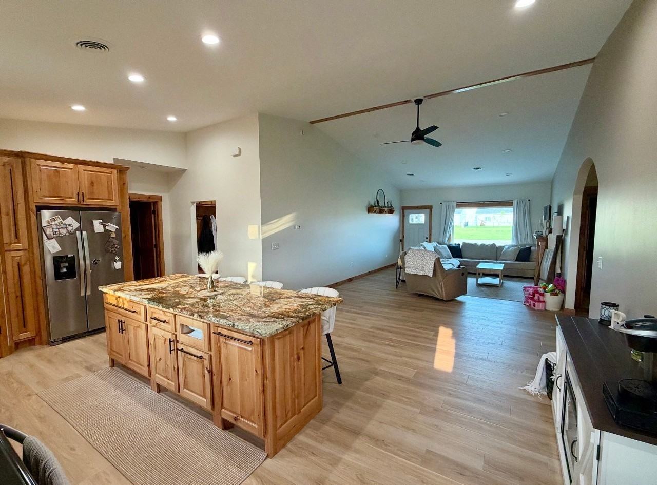 909 S Willet St - Photo 2 of 13