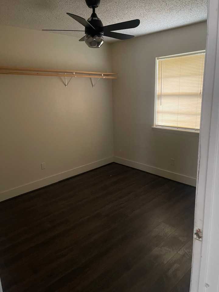 723 Sun Valley Dr - Photo 4 of 15