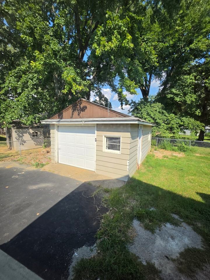 4007 Glenhurst Ave - Photo 2 of 12