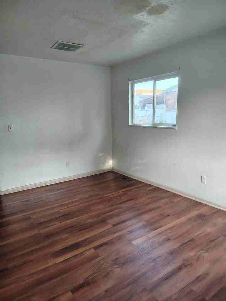 1331 Lakeview Ave - Photo 2 of 5