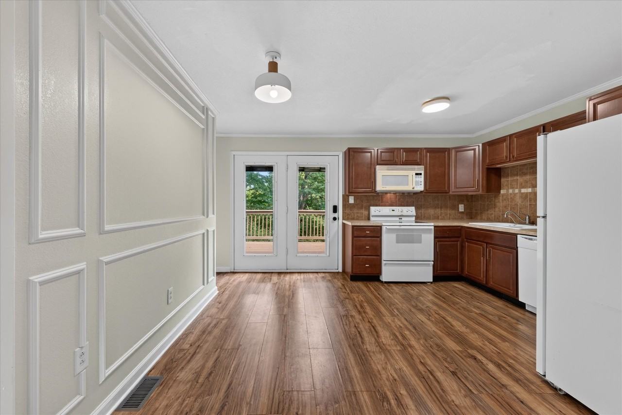 1425 Richmond Pl - Photo 3 of 15