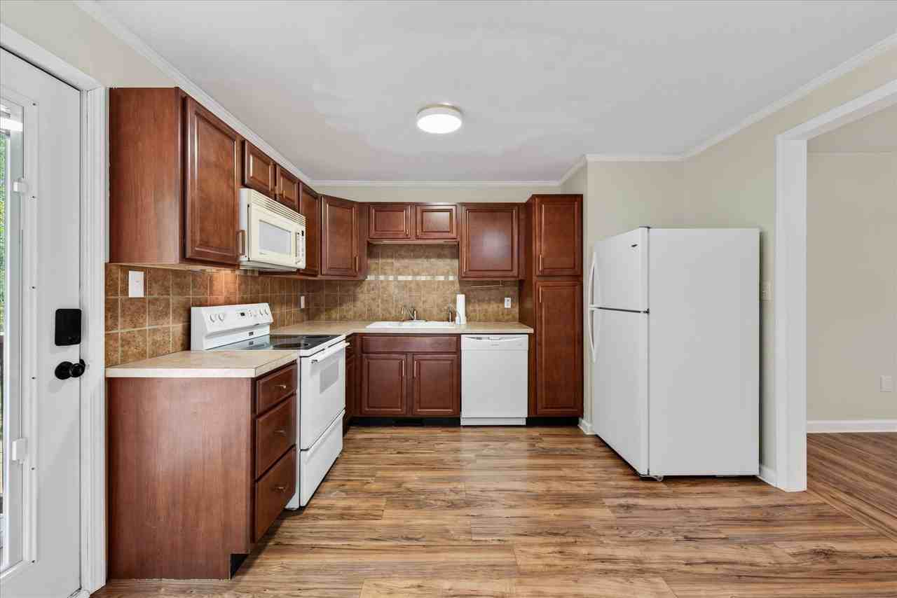 1425 Richmond Pl - Photo 4 of 15