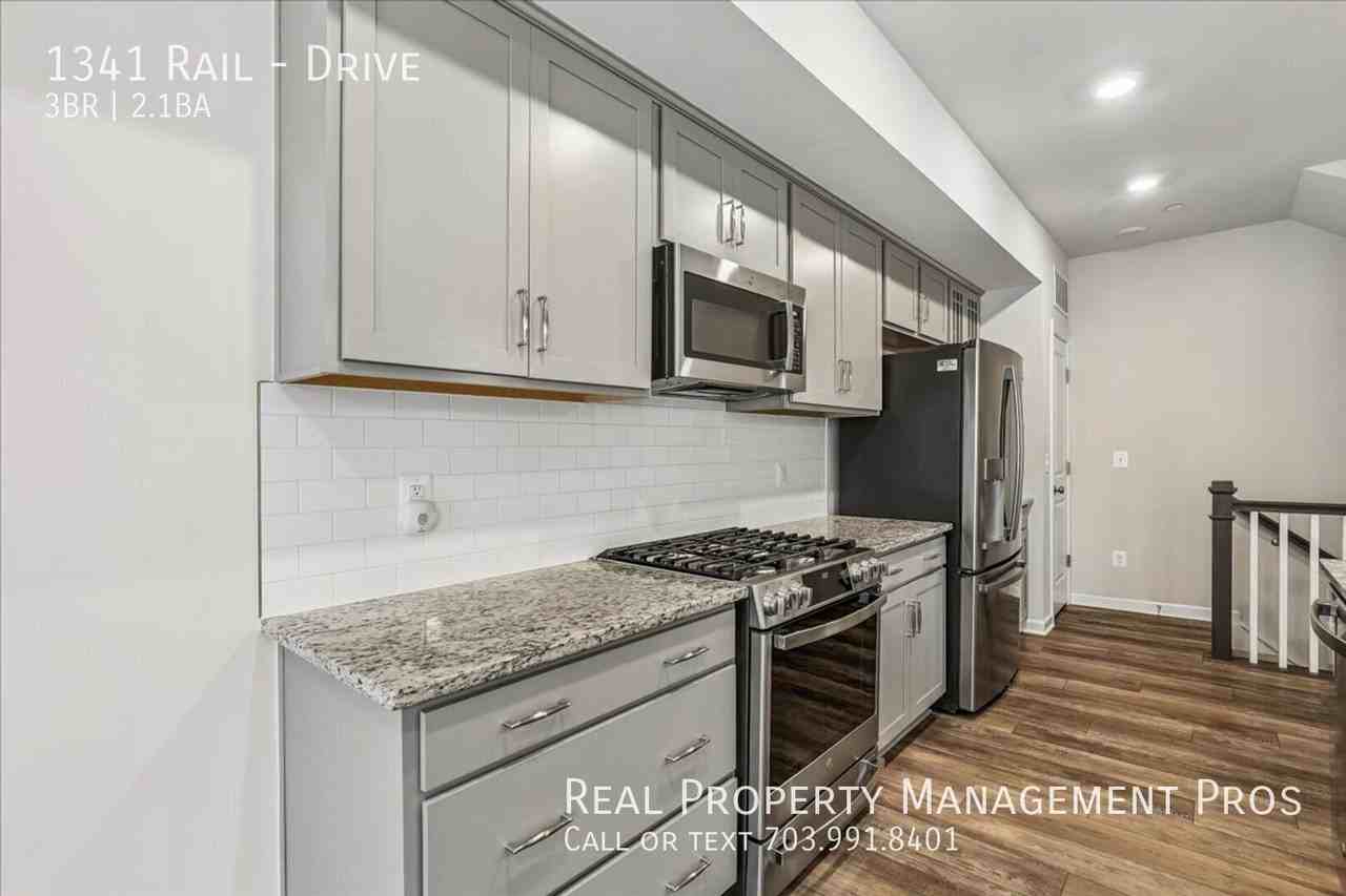 RAIL & - Photo 7 of 21