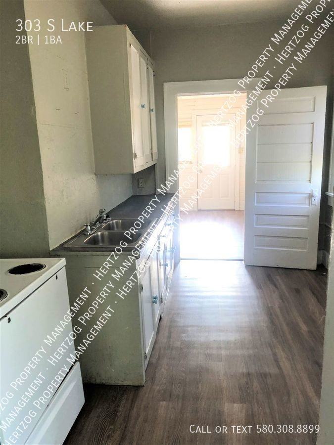 303 S Lake St - Photo 3 of 5
