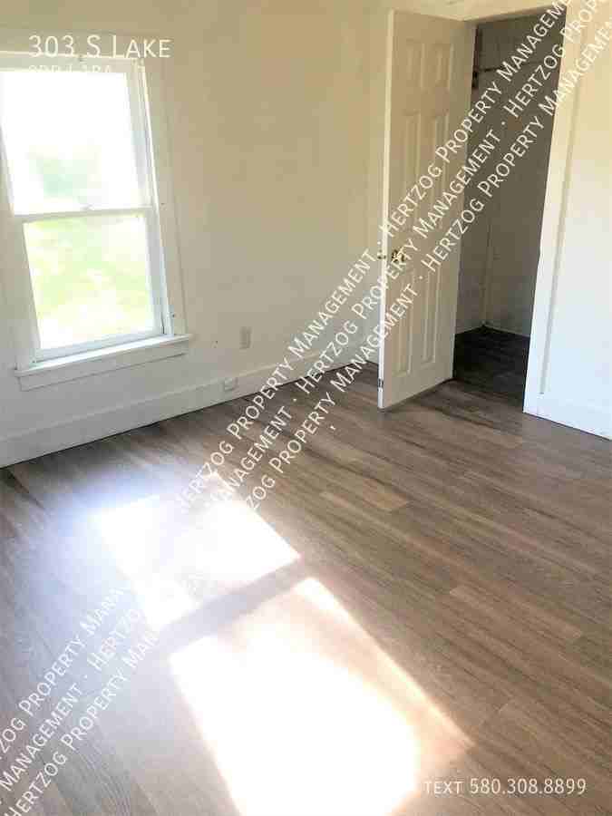 303 S Lake St - Photo 4 of 5