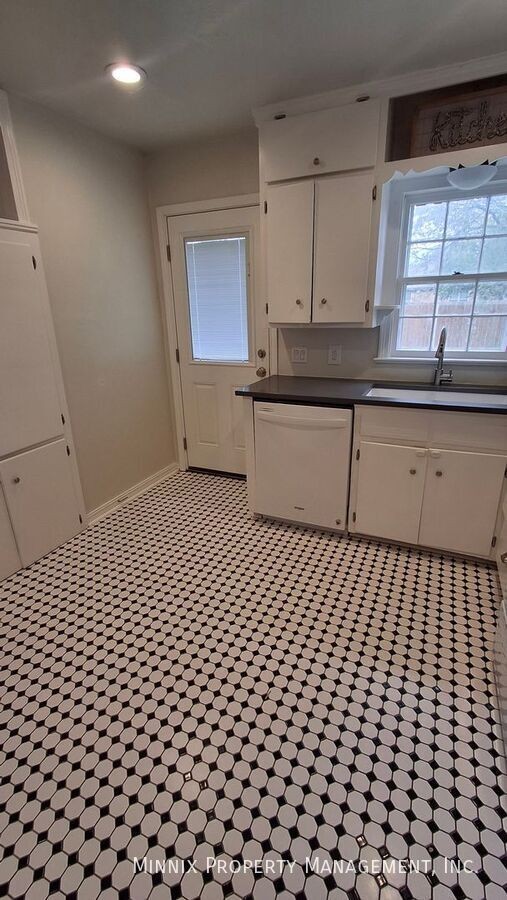 1014 S Milam St - Photo 6 of 28