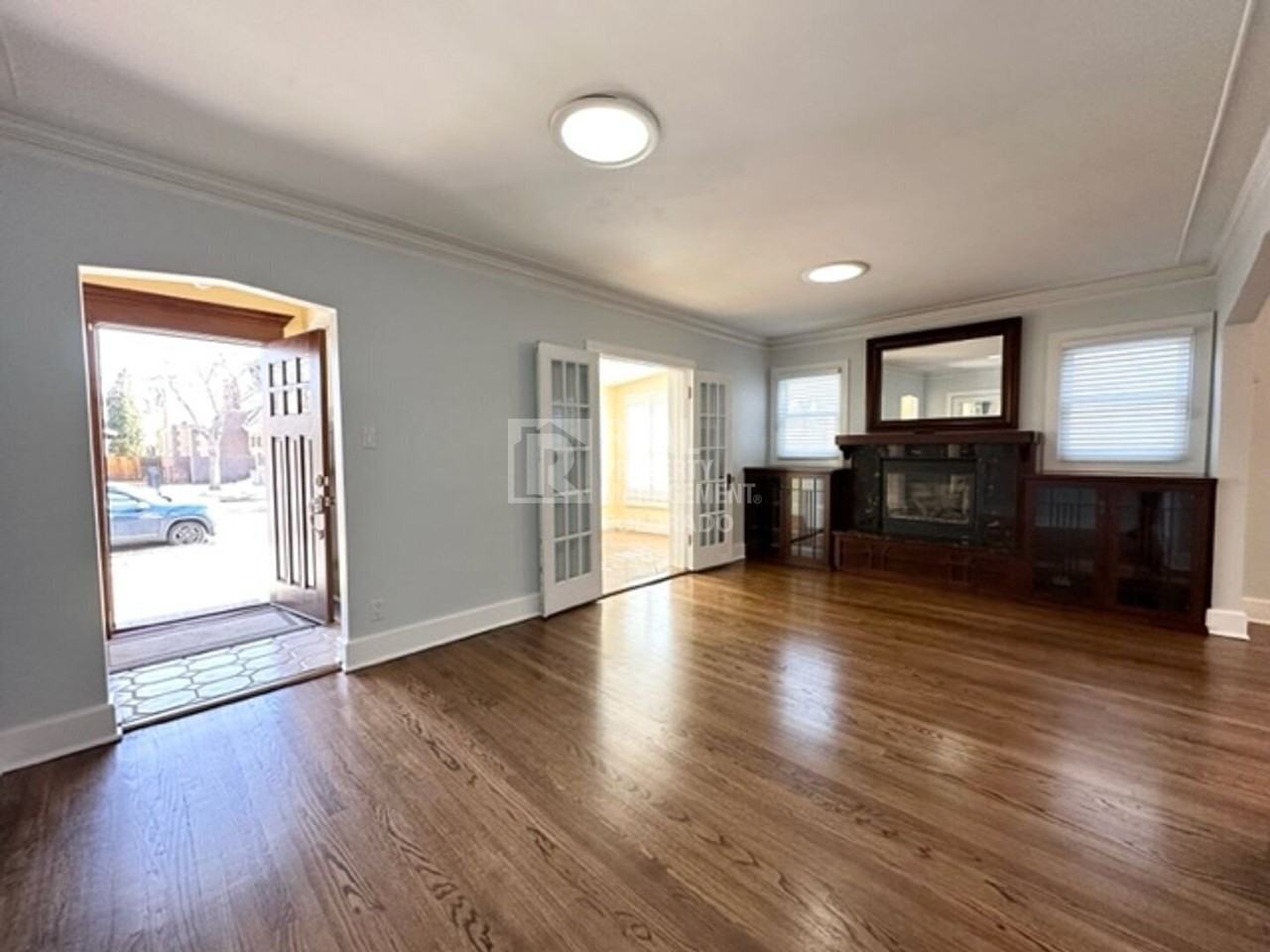 623 S Vine St - Photo 4 of 36