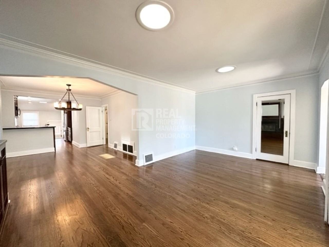 623 S Vine St - Photo 5 of 36