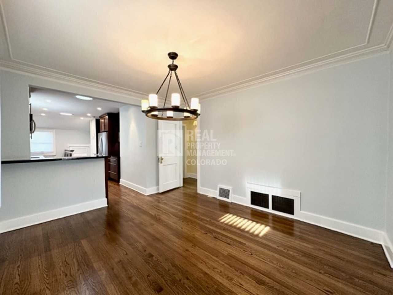 623 S Vine St - Photo 7 of 36