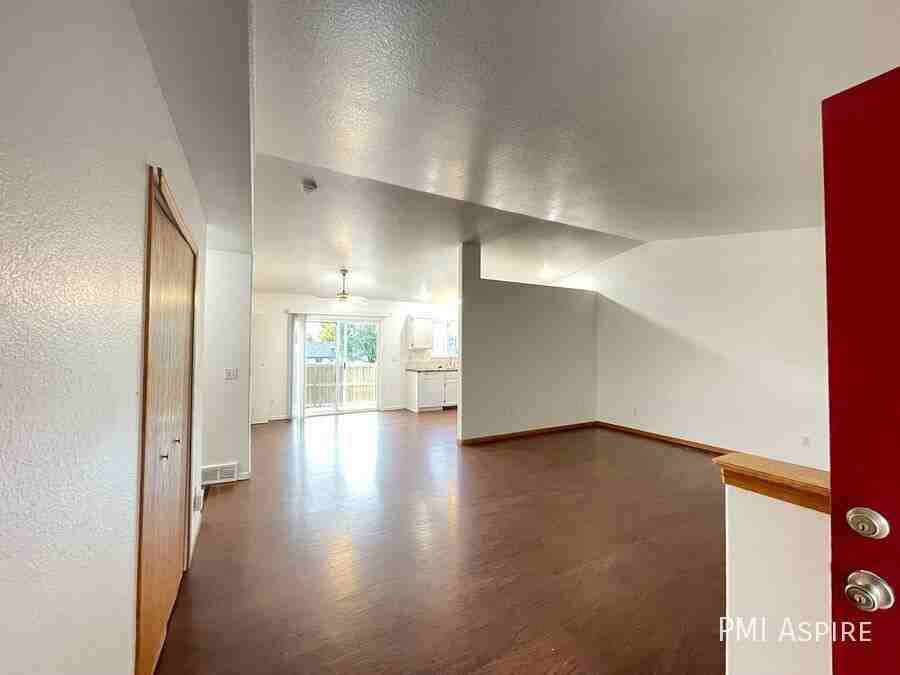 618 Country Acres Dr - Photo 2 of 19