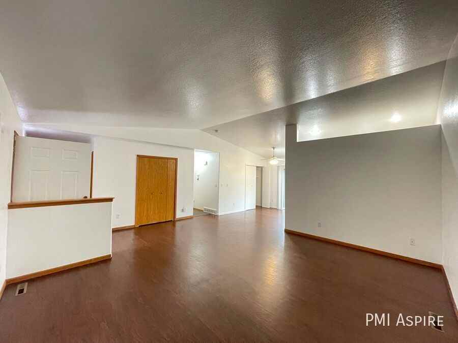 618 Country Acres Dr - Photo 3 of 19