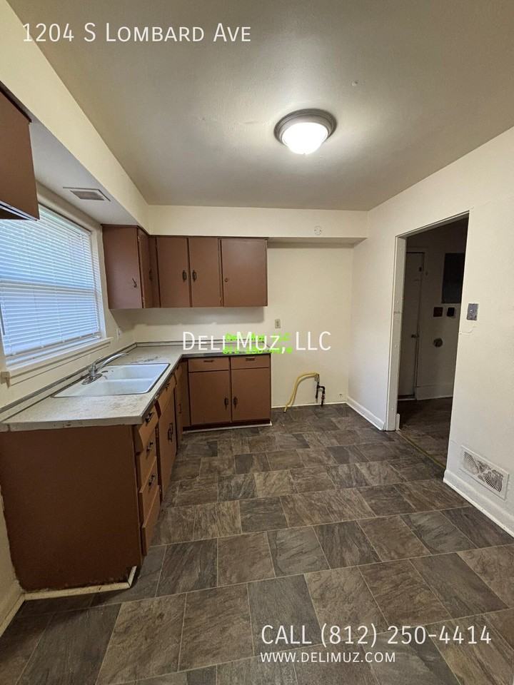 1204 S Lombard Ave - Photo 4 of 18