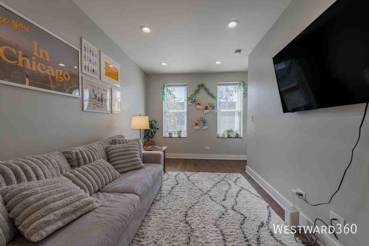 1640 W Blackhawk St #2 - Photo 2 of 12