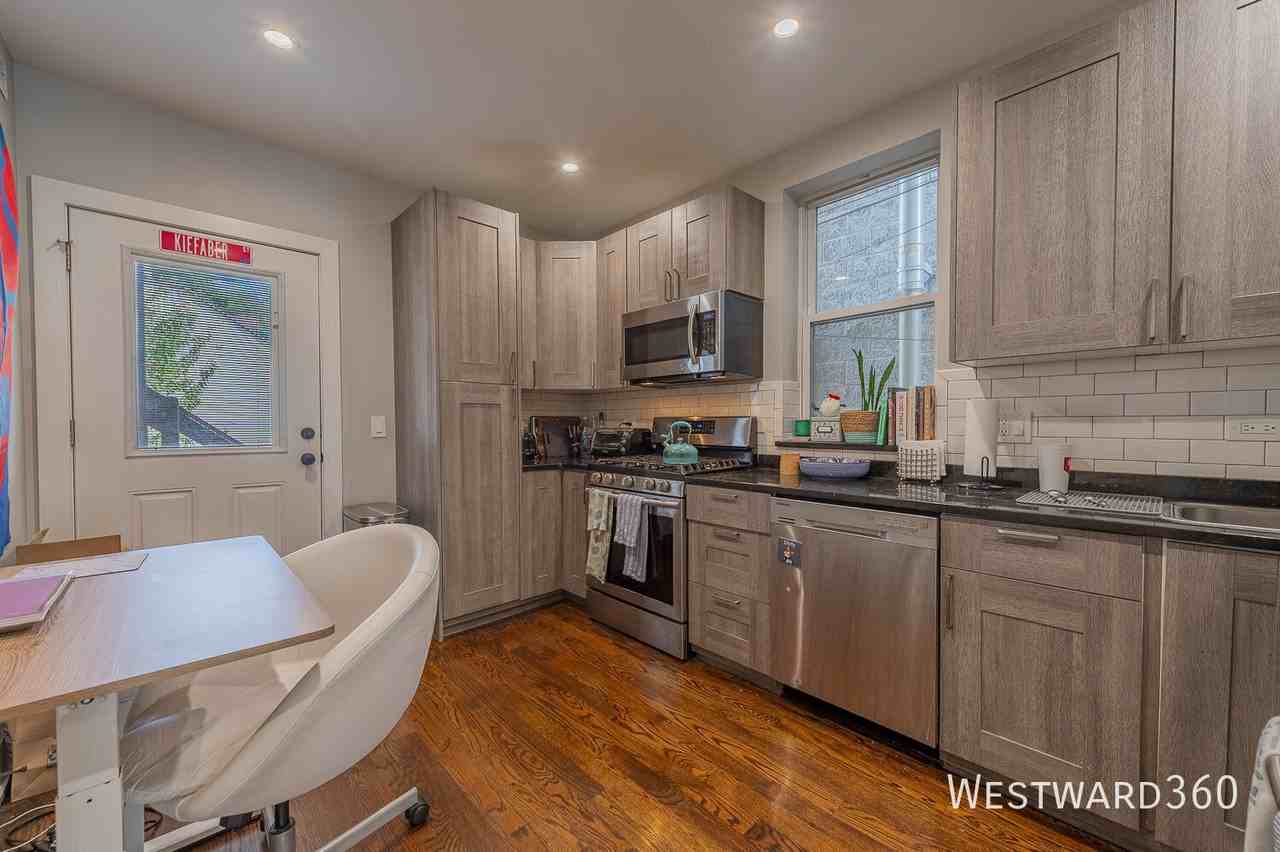 1640 W Blackhawk St #2 - Photo 6 of 12