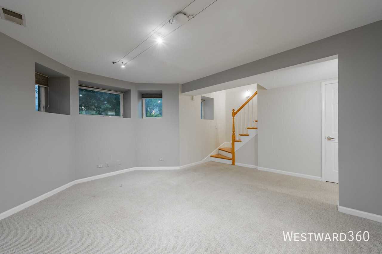 1017 W Dakin St #1 - Photo 6 of 31