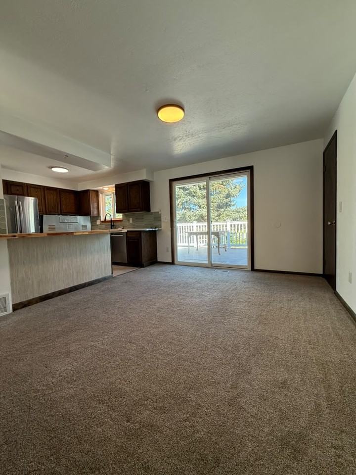 1415 S Woodlawn Rd - Photo 4 of 15
