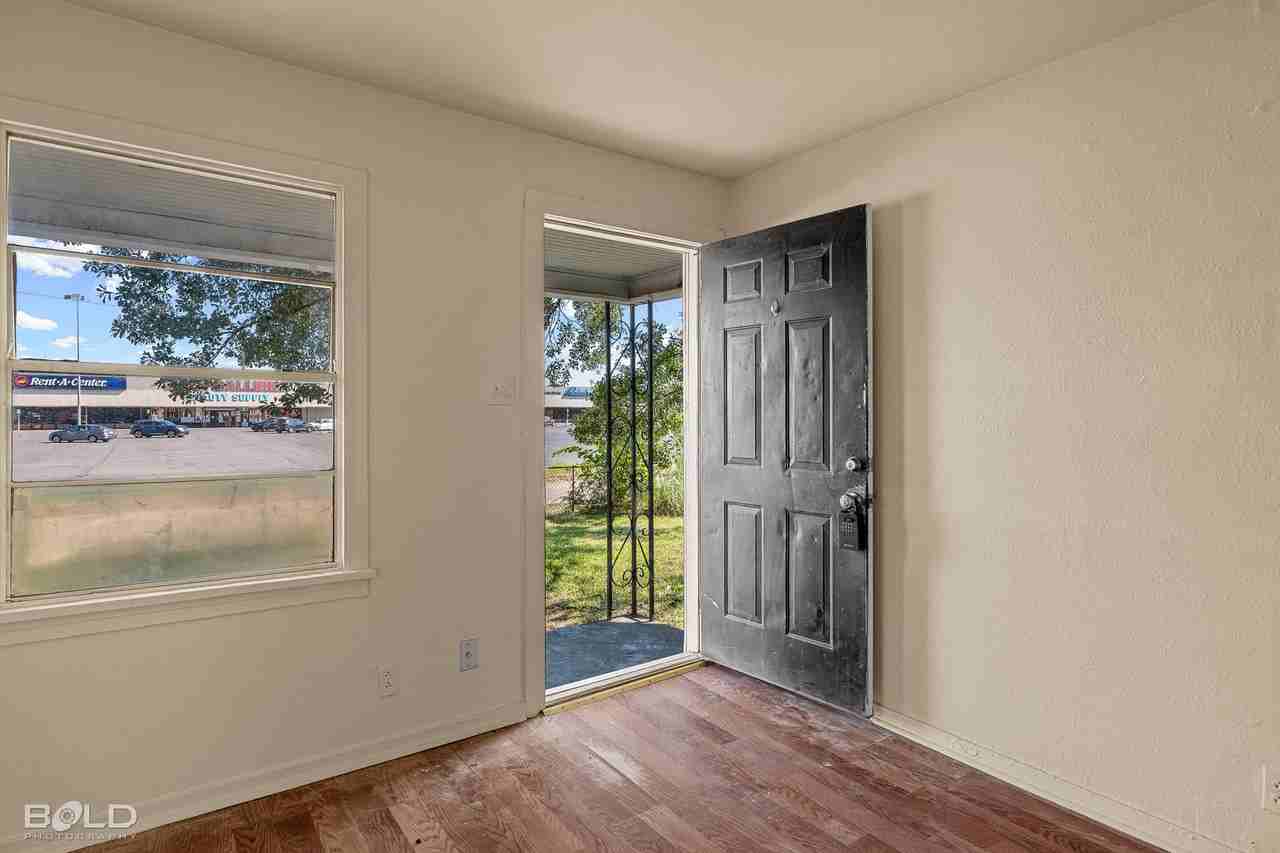 2617 Waggoner Ave - Photo 2 of 21