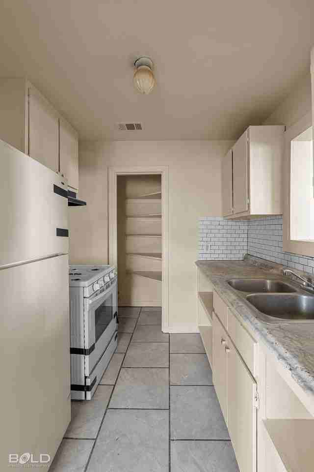 2617 Waggoner Ave - Photo 4 of 21