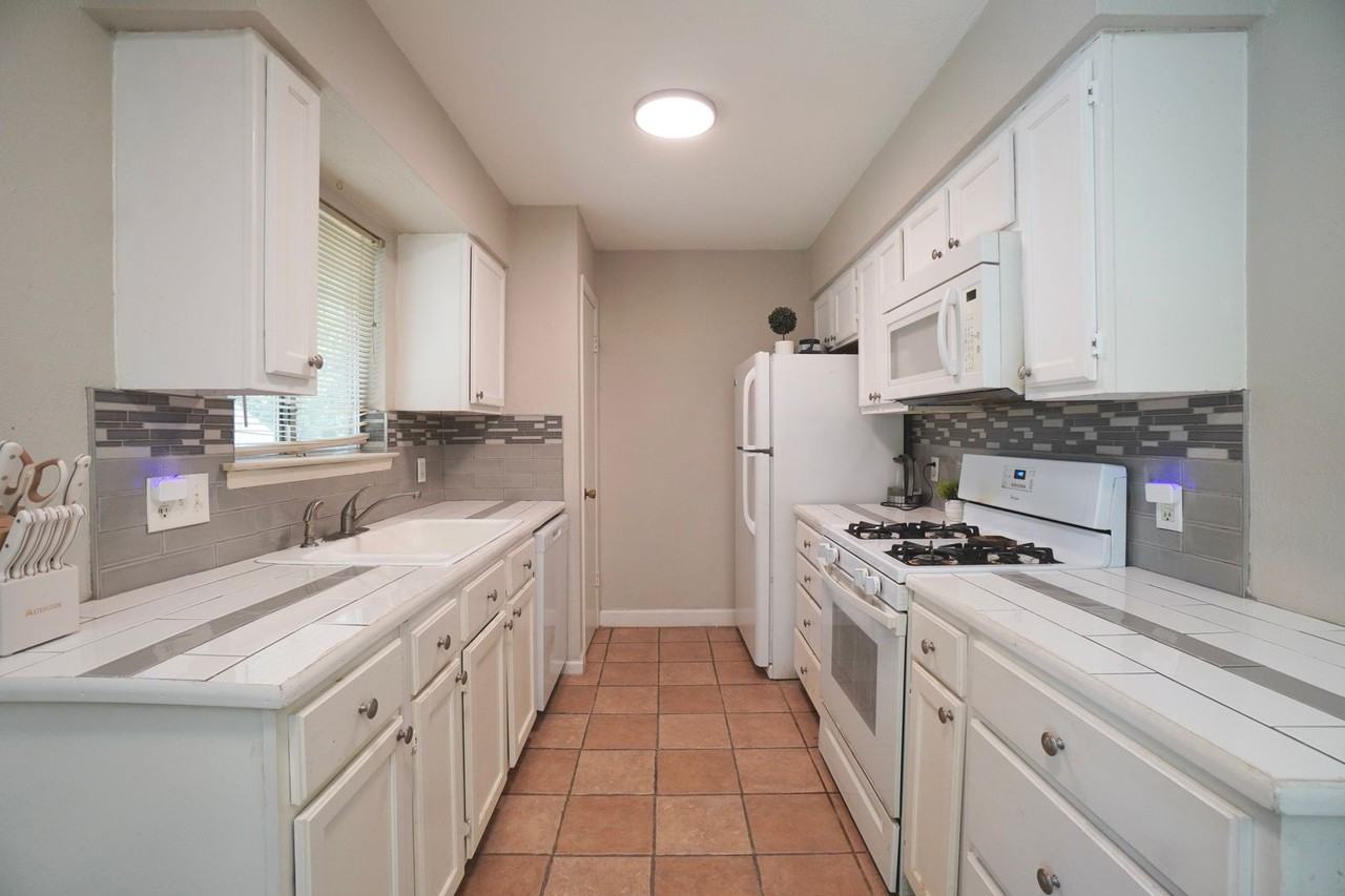 6705 Rockridge Ct - Photo 7 of 26