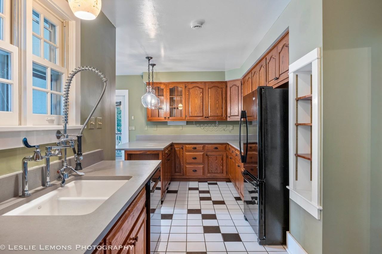 241 W Van Buren Ave - Photo 5 of 34