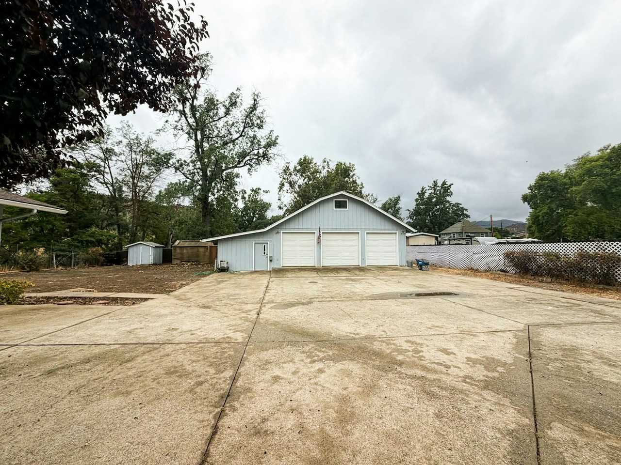 400 Burgess Street - Photo 5 of 37