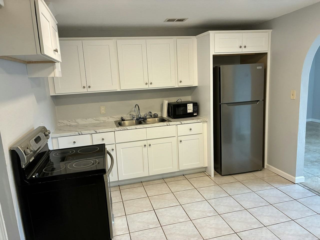 202 Essex Dr - Photo 2 of 15