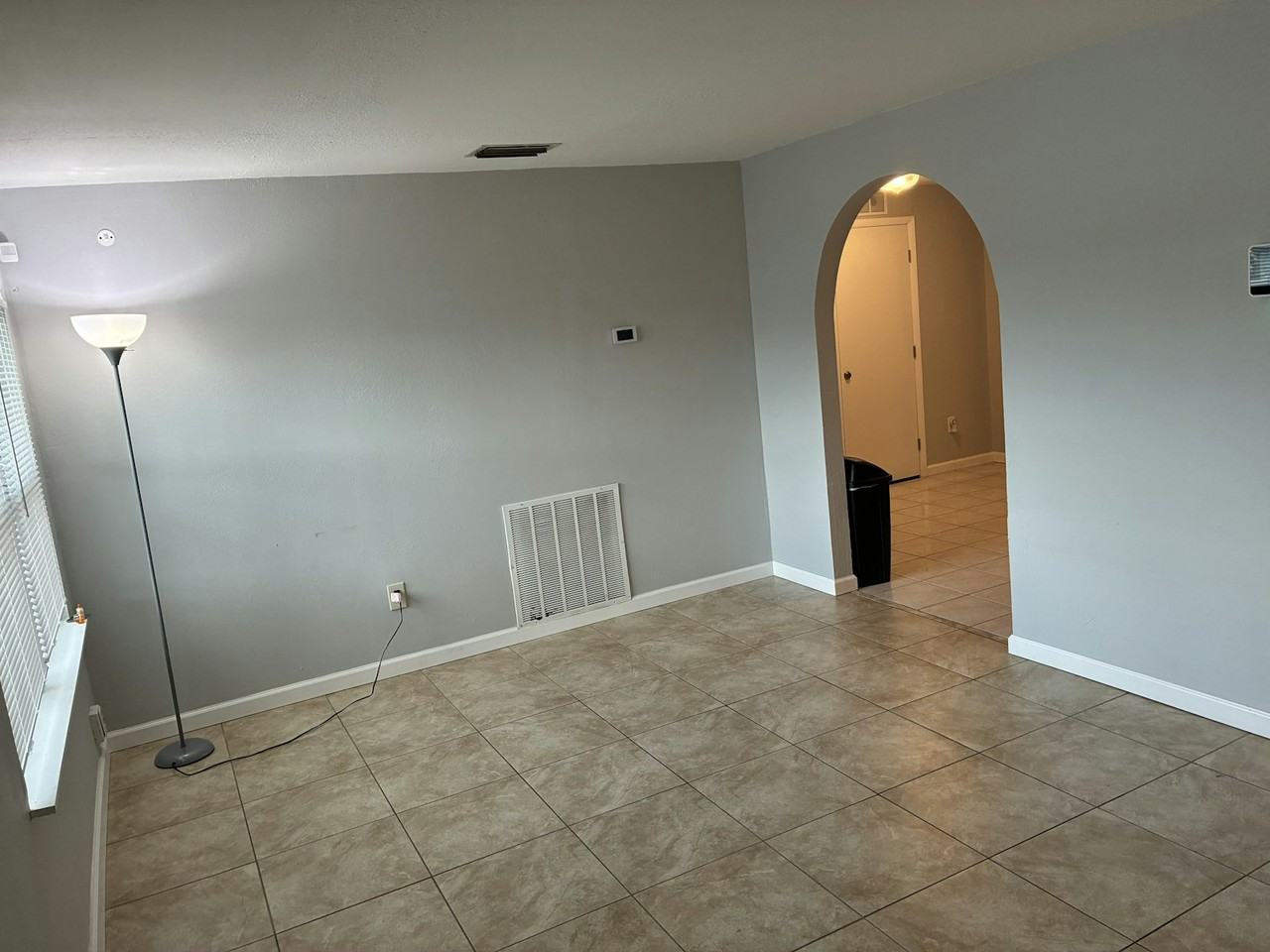 202 Essex Dr - Photo 5 of 15
