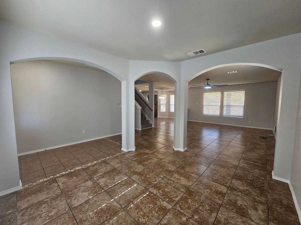 2303 Scott Dr - Photo 5 of 35