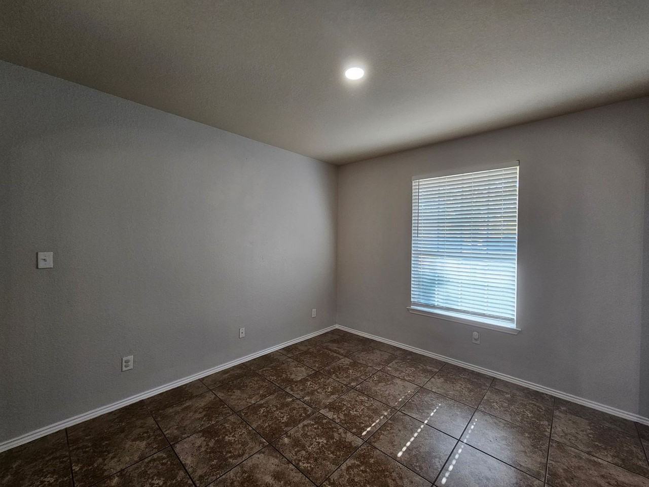 2303 Scott Dr - Photo 6 of 35