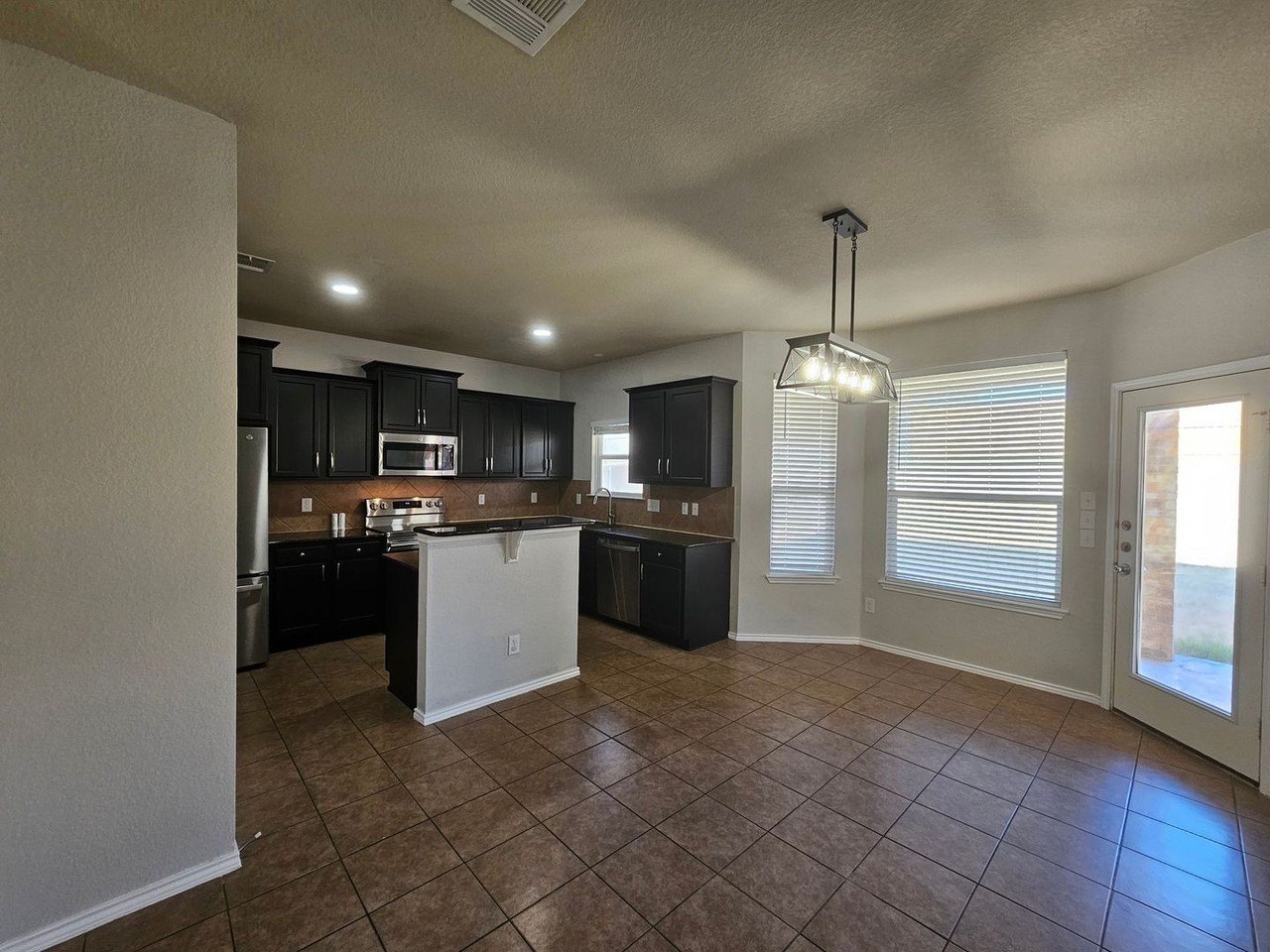2303 Scott Dr - Photo 6 of 35