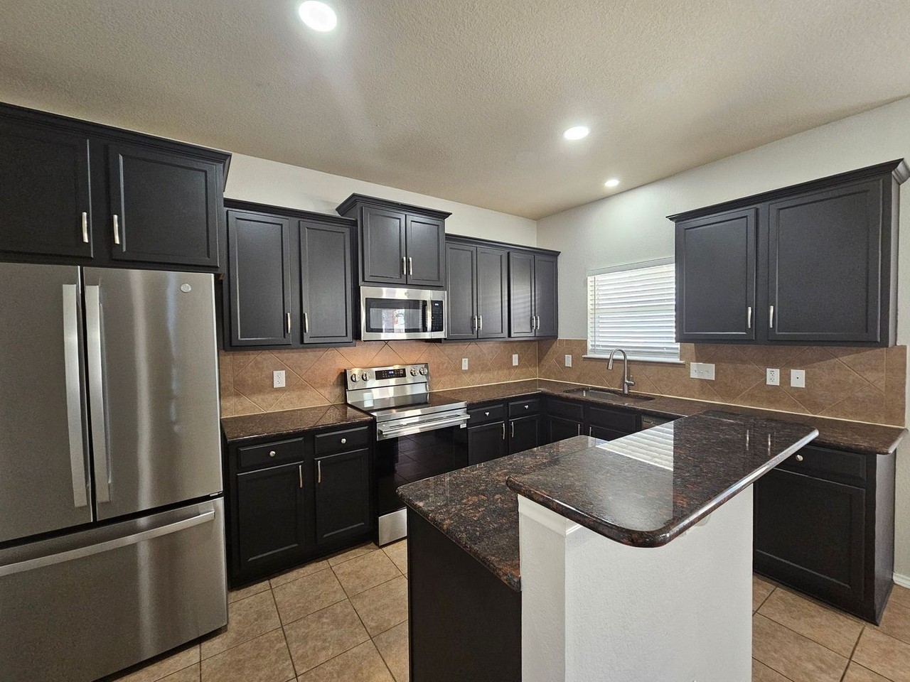 2303 Scott Dr - Photo 4 of 35