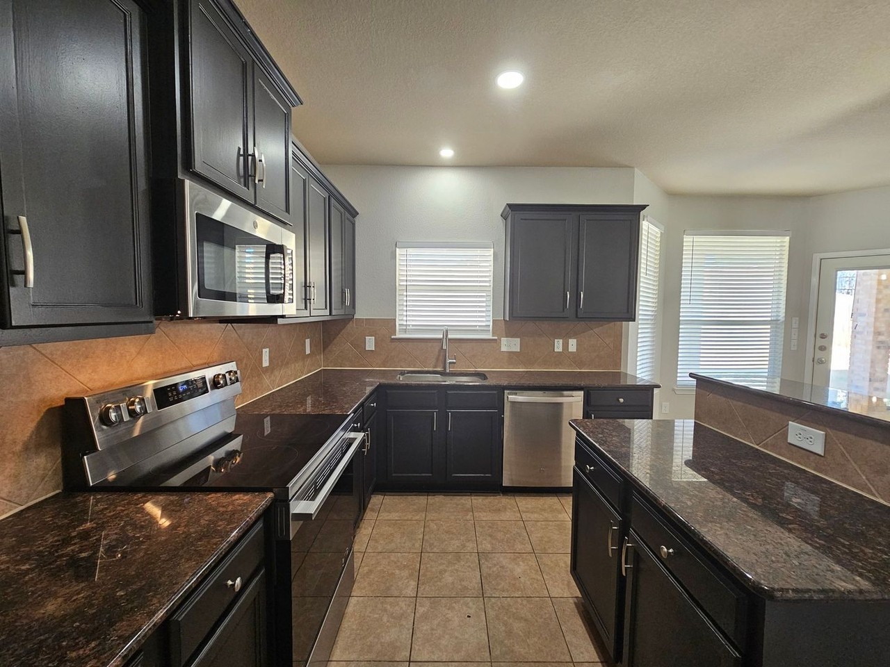 2303 Scott Dr - Photo 5 of 35