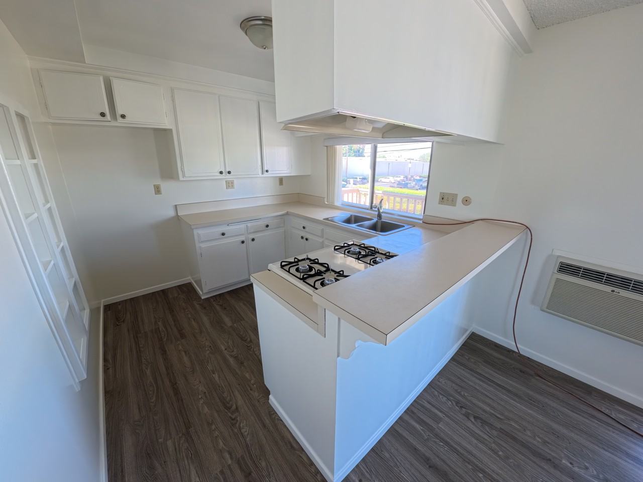 1917 W Bayport Cir #D - Photo 2 of 11