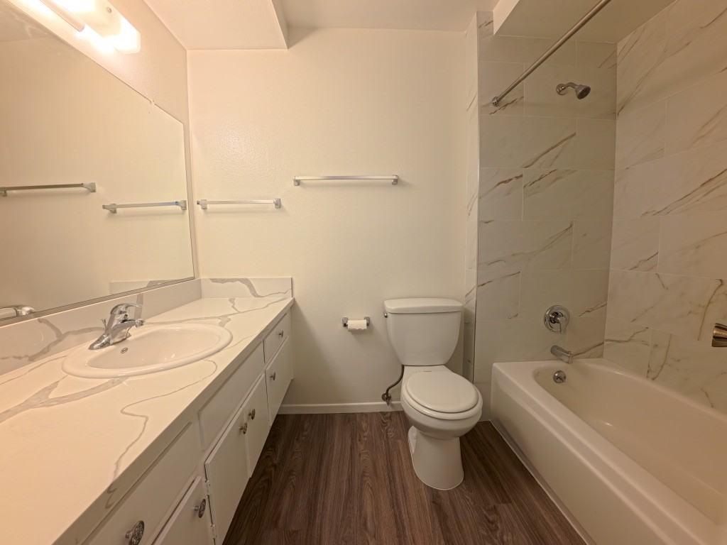 1917 W Bayport Cir #D - Photo 7 of 11